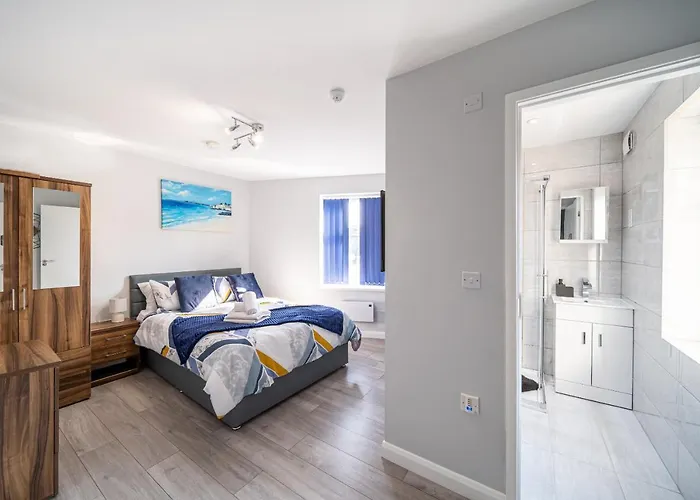 Bv Studios With Ensuite Showers & Share Kitchens Prime Location Near Hospital, Town Center Apt 4