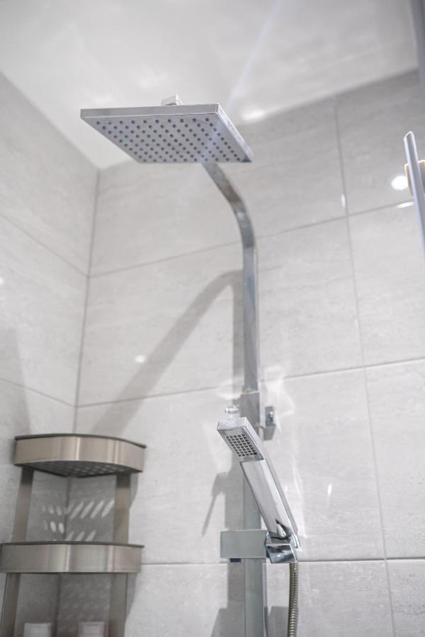 Bv With Ensuite Showers & Share Kitchens Prime Location Near Hospital, Town Center 4 Holiday home