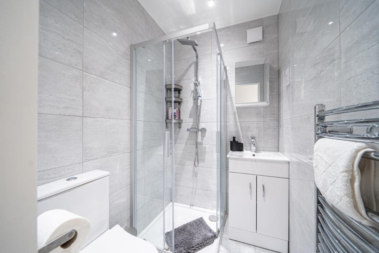 Bv With Ensuite Showers & Share Kitchens Prime Location Near Hospital, Town Center 4 * St Helens (Merseyside)