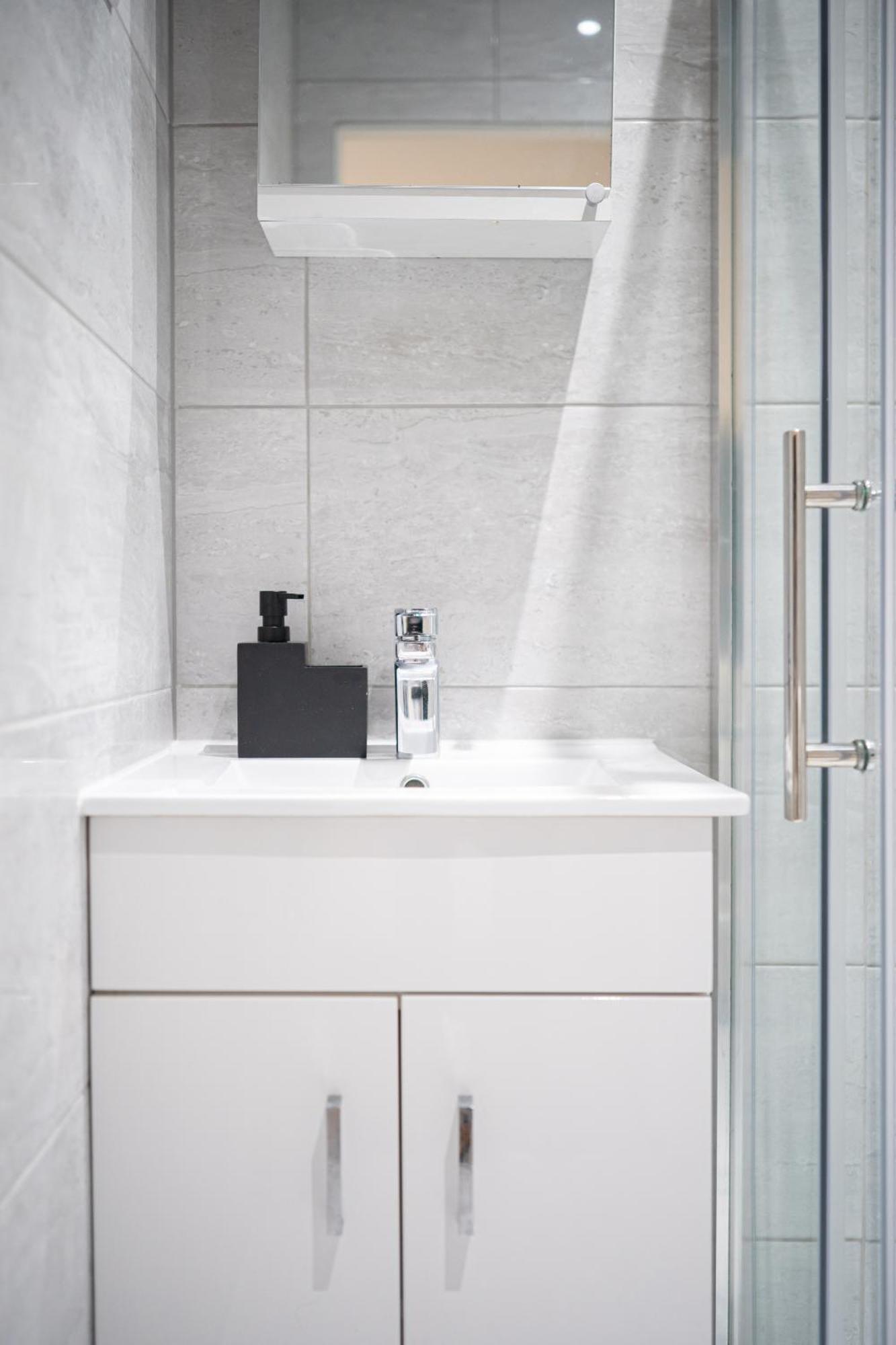 Bv With Ensuite Showers & Share Kitchens Prime Location Near Hospital, Town Center 4 Holiday home *
